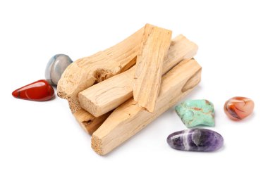 Palo santo sopaları ve değerli taşlar beyaza izole edilmiş.