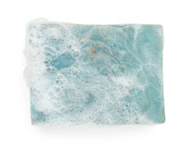 Beyaz zemin üzerinde köpük olan mavi sabun, üst görünüm