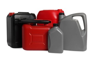 Birçok farklı plastik kaplar beyaza izole edilmiş.