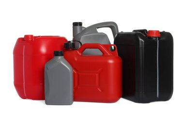 Birçok farklı plastik kaplar beyaza izole edilmiş.