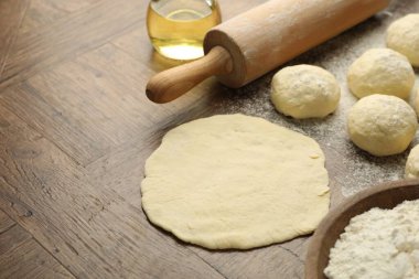 Taze hamur, merdane, un ve yağ ahşap masada, yakın plan. Metin için boşluk