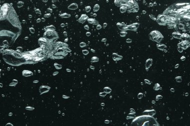 Siyah arkaplanda birçok su kabarcığı, yakın plan