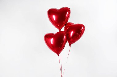 Beyaz arka planda kalp şeklinde kırmızı balonlar. Sevgililer Günü