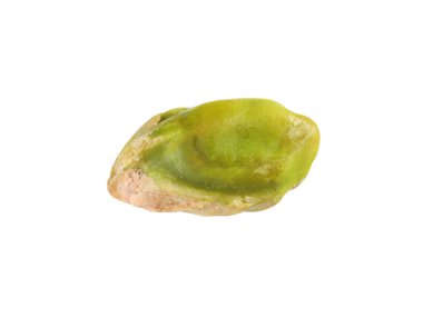 Soyulmuş fıstıklı fındık beyaza izole edilmiş.