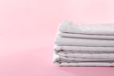 Pembe arkaplanda temiz yatak örtüleri, metin için boşluk