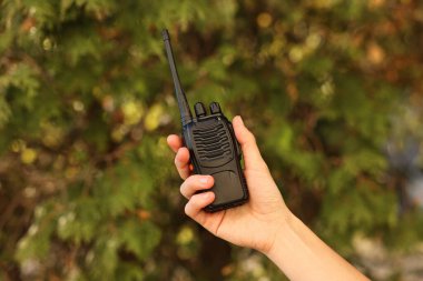 Parkta telsizi olan kadın, yakın plan.