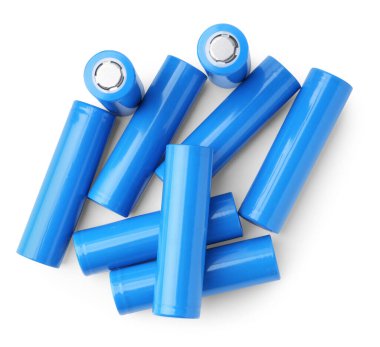 Birçok AA hücre pili beyaz, üst görünümde izole