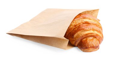 Beyaz üzerinde taze kruvasan bulunan kağıt torba.