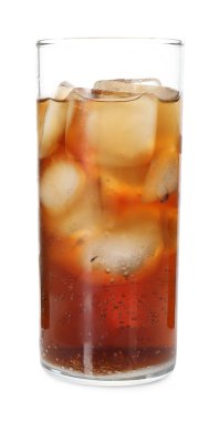 Kola tazeleniyor, beyaz bardakta buzlu.