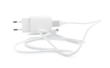 Kablolu USB güç adaptörü beyaza izole edildi