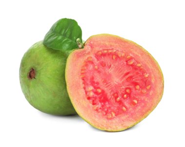 Taze taze ve beyaz üzerine izole edilmiş guava meyveleri