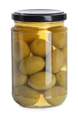 Beyaza izole edilmiş cam kavanozda turşulu yeşil zeytin.