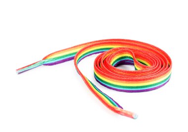 Beyaz arkaplanda LGBT renklerinde ayakkabı bağı