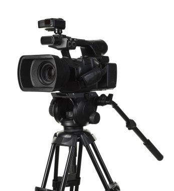 Modern profesyonel video kamera beyaza izole edildi