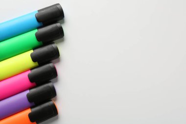 Beyaz arka planda parlak fosforlu kalemler, düz konum. Metin için boşluk