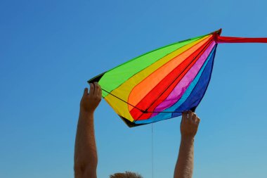 Uçurtmalı adam mavi gökyüzüne karşı, yakın plan