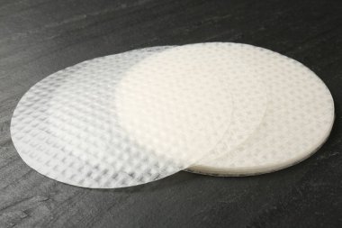 Koyu dokulu masa üzerinde yenilebilir pirinç kağıtları, yakın plan.