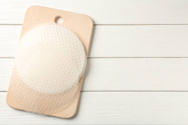 Beyaz ahşap masa üzerinde yenilebilir pirinç kağıtları, üst manzara. Metin için boşluk