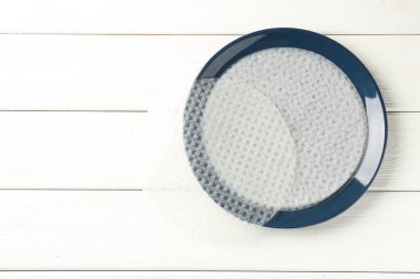 Beyaz ahşap masa üzerinde yenilebilir pirinç kağıtları, üst manzara. Metin için boşluk