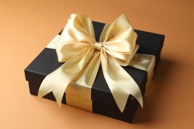 Mercan zemininde güzel bir fiyonk olan hediye kutusu.