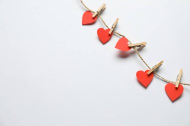 Sevgililer Günü. Beyaz arka planda kağıt kalpli sicim, üst manzara. Metin için boşluk