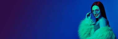 Nefis güneş gözlüklü çekici bir kadın, yazı için yer var. Pankart tasarımı