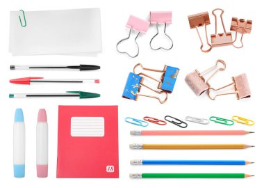 Kağıt ataçları ve diğer kırtasiye malzemeleri beyaz, set üzerinde izole