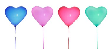 Farklı renklerde kalp şeklinde balonlar beyaz ve sette izole edilmiş.