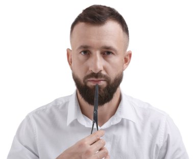 Beyaz arka planda makas tutan sakallı adam.