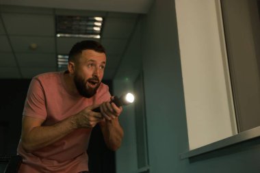 Karanlık korkusu. Geceleri evde feneri olan korkmuş bir adam, mesaj için yer var.