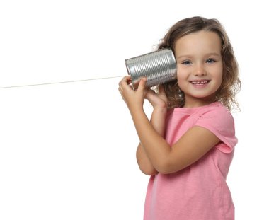 Beyaz arkaplanda teneke telefon kullanan kız