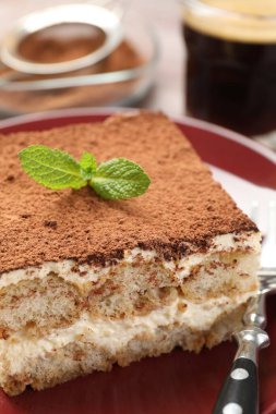 Masada naneli nefis tiramisu, yakın plan.