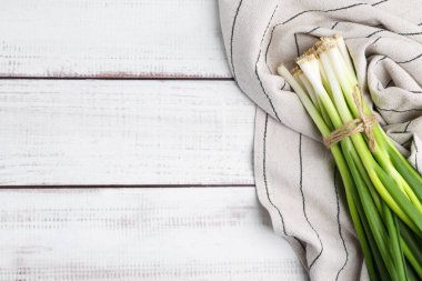 Beyaz ahşap masada taze soğan, üst manzara. Metin için boşluk