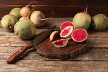 Taze şalgam ve bıçak tahtada.