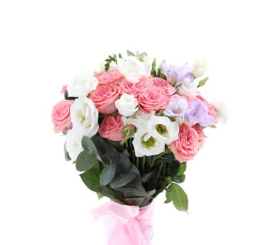 Beyaz renkteki güzel çiçeklerden oluşan bir düğün buketi.