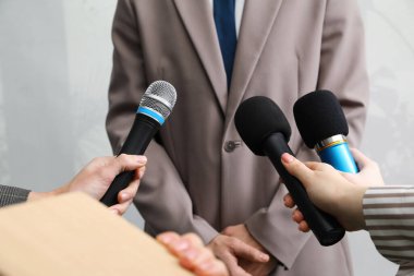 Bir grup gazeteci iş adamlarıyla içeride röportaj yapıyor, yakın çekim yapıyorlar.
