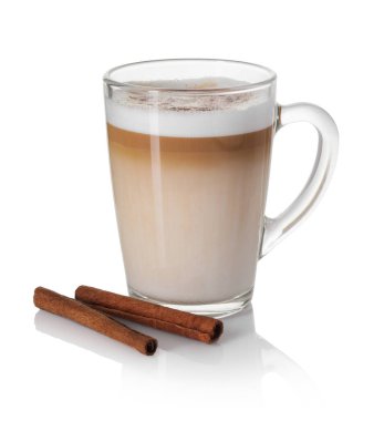 Cam bardakta latte macchiato ve beyaz üzerine izole edilmiş tarçın.