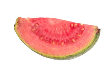 Beyaz üzerine izole edilmiş taze guava meyvesi.