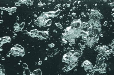 Koyu arkaplanda birçok su kabarcığı, yakın plan