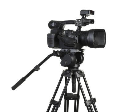 Modern profesyonel video kamera beyaza izole edildi