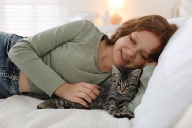 Güzel bir genç kız ve evde tatlı bir kedi var.