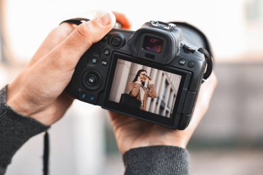 Modern kameralı profesyonel fotoğrafçı, yakın çekim.
