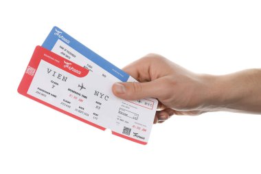 Seyahat acentesi. Beyaz arka planda uçuş biletleri tutan adam, yakın plan.
