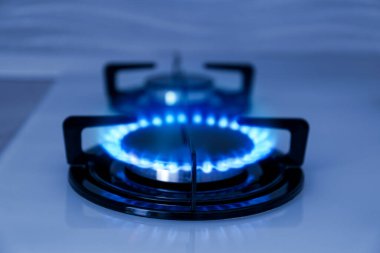 Ocakta mavi alev olan gaz ocağı, yakın çekim