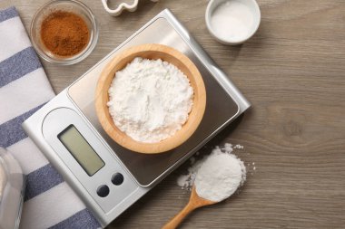 Mutfak tartısı kabartma tozu ve kakao ile ahşap masa, düz uzanmış