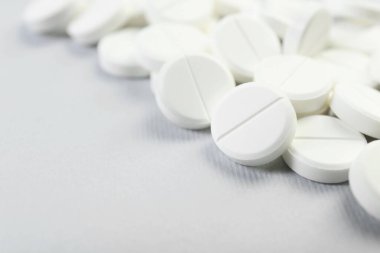 Gri arka planda bir sürü antibiyotik hapı var. Yakın plan. Metin için boşluk
