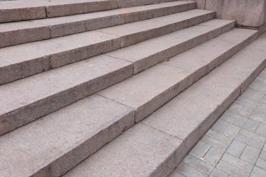 Dışarıdaki boş taş merdivenlerin yakın görüntüsü.