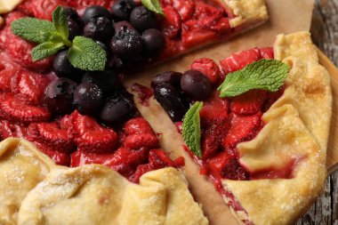 Çilekli, böğürtlenli ve nane aromalı leziz bir galet.