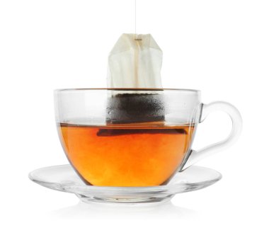 Beyaza izole edilmiş çay poşeti. Aromatik çay demliyorum.