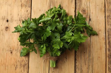 Tahta masada bir demet taze maydanoz.